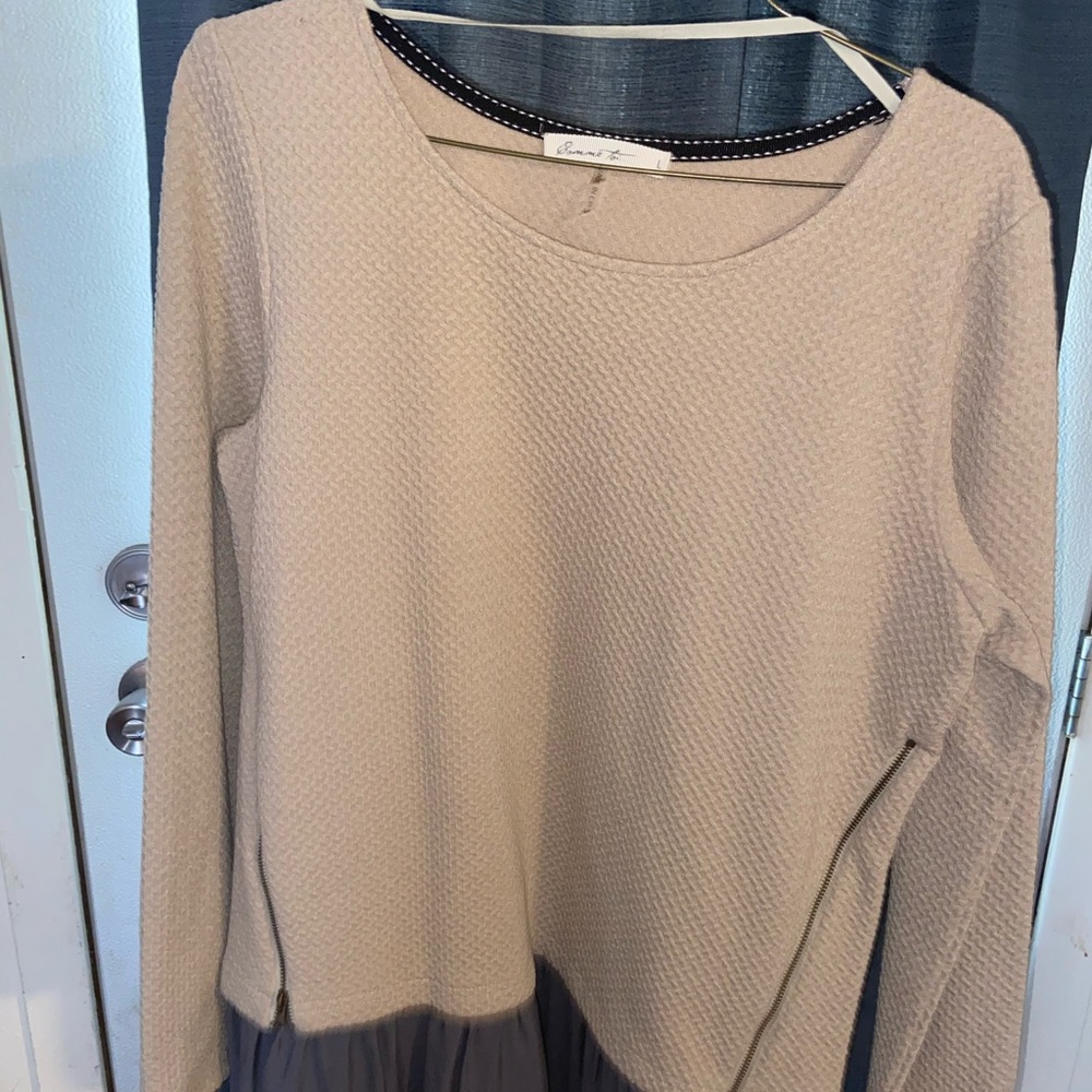 Long sleeve Shirt with Ruffle at the bottom